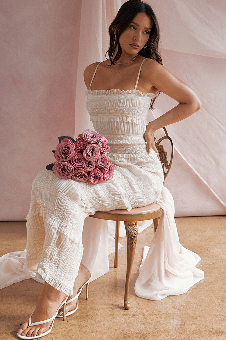 Vestido Maxi Branco com Camadas de Babados, Alças Finas & Detalhe Plissado | Lia